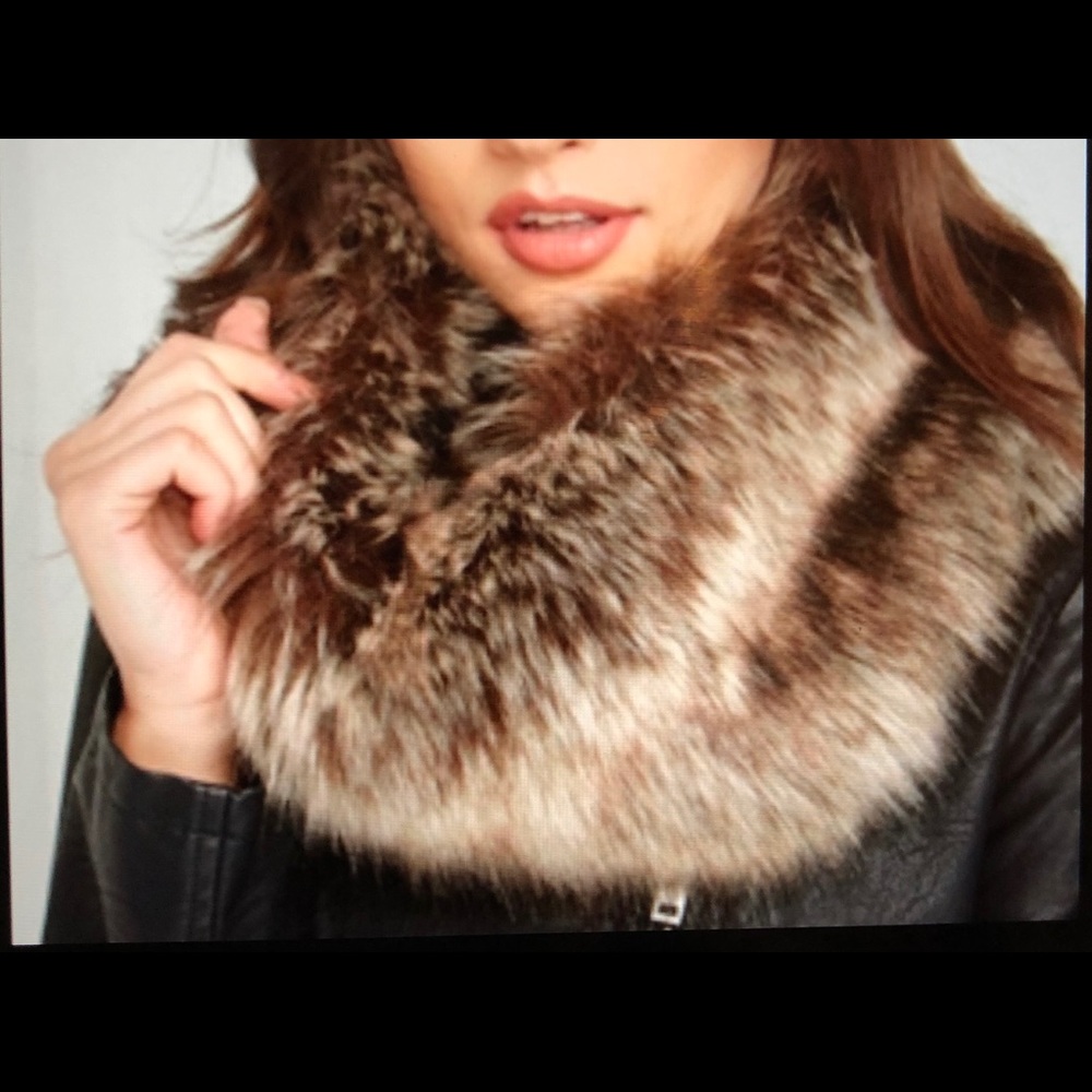 DENA TWIST FAUX FUR INFINITY SCARF🧣